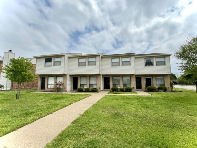 Building Photo - 700 San Pedro Dr