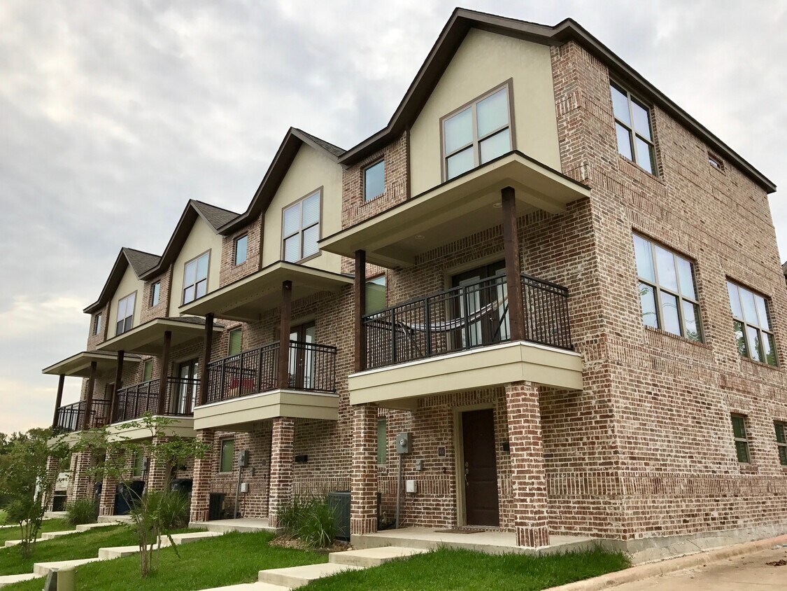 1452 Puryear Dr, College Station, TX 77840 Townhouse for Rent in College Station, TX