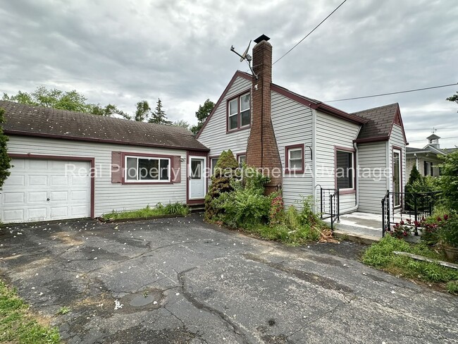 Building Photo - Extensive Renovation with 3 Bedrooms and T...