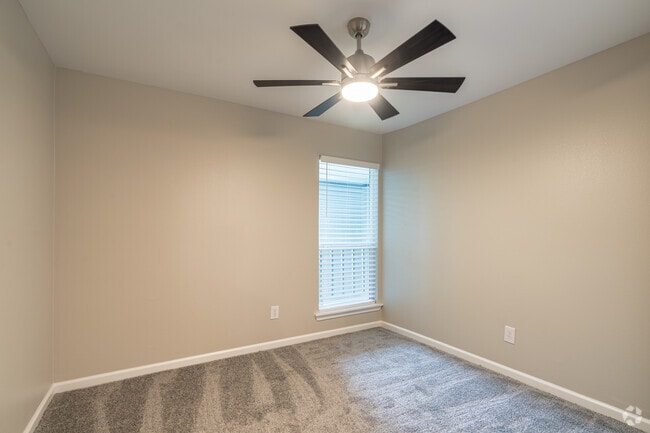 3BR, 2BA - 1400SF - EP on 5th