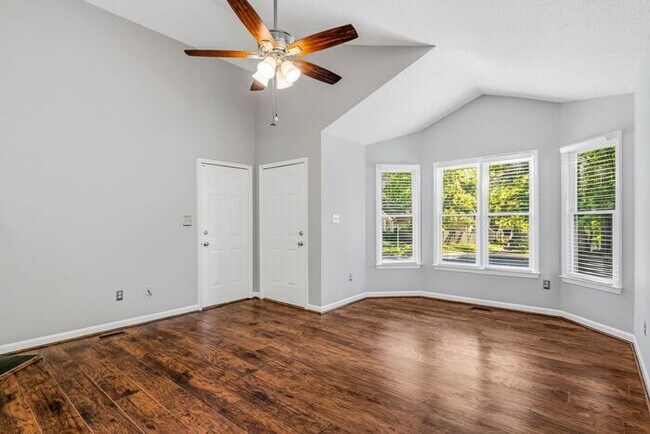 Foto del edificio - NW - Updated Home with Granite Counter-tops, Fire Place, Deck, Storage Building, Garage!