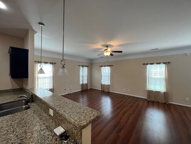 Foto del edificio - 207 Pine Forest Ln