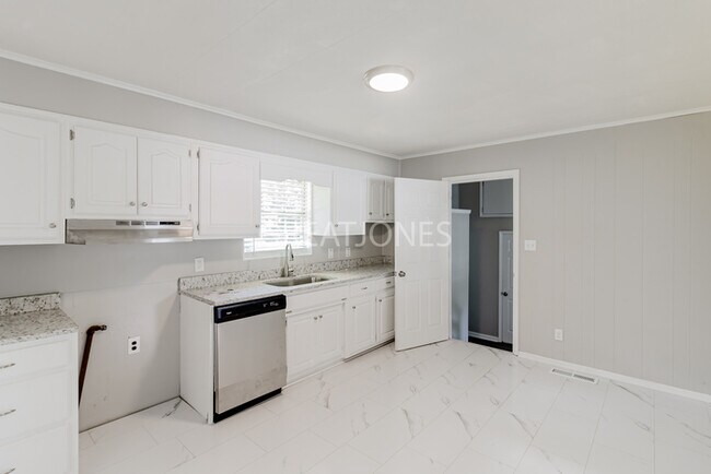 Foto del edificio - REDUCED! - NOW OFFERING 1/2 MONTH FREE WIT...