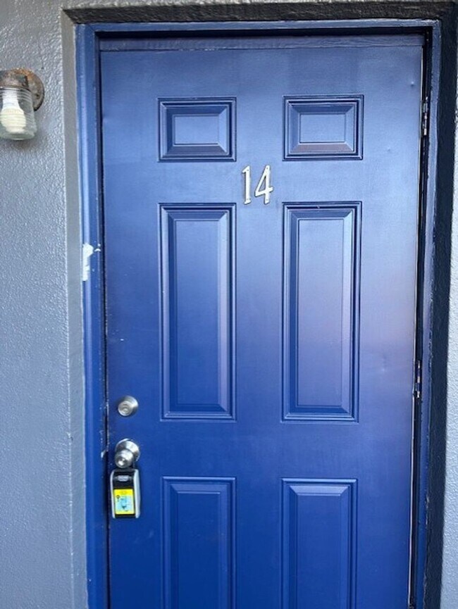 Foto del edificio - Well maintained 2/1 centrally located