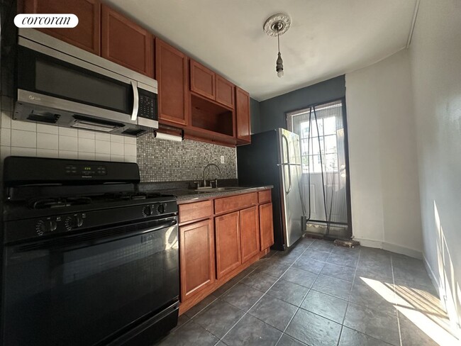 Foto del edificio - 692 Chauncey St