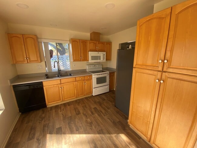 Building Photo - Leisure Village