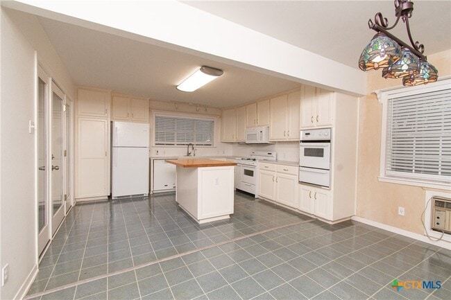 Building Photo - 4510 Russell Dr
