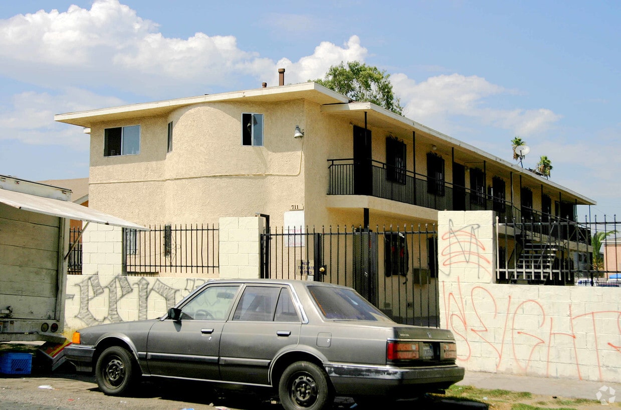 Foto principal - 711 W 82nd St