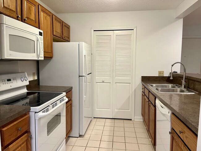 Kitchen - 8647 Scenicview Dr.
