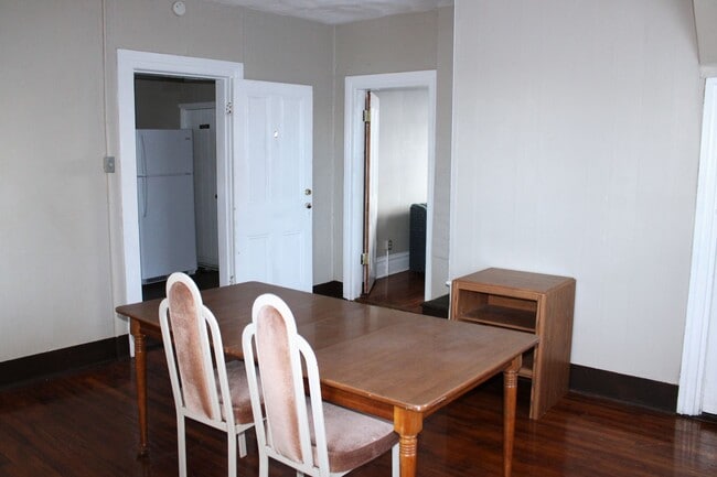 Building Photo - HOUSE, $1600/month plus utilities; TWO Bath!