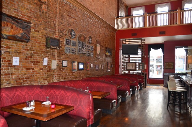 Interior Photo - 691-695 N Milwaukee Ave