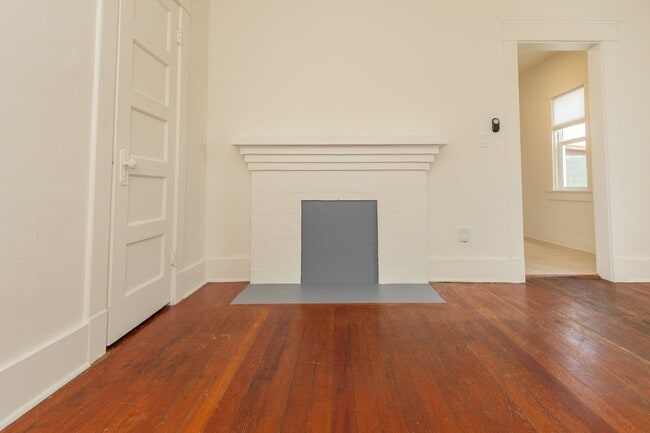 Building Photo - Charming 1 Bed/1 Bath w/ Large Fenced Yard...