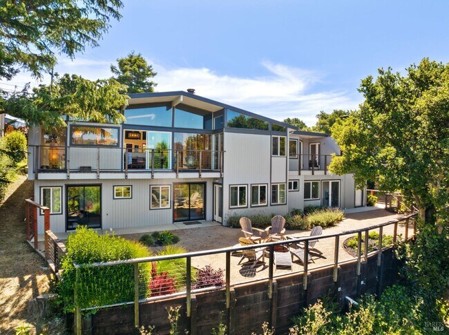 Building Photo - 453 Wellesley Ave