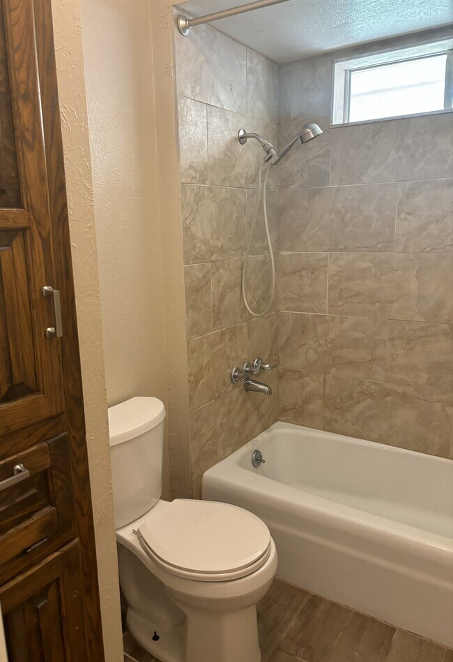 Foto del edificio - 127 S Crestwood Blvd