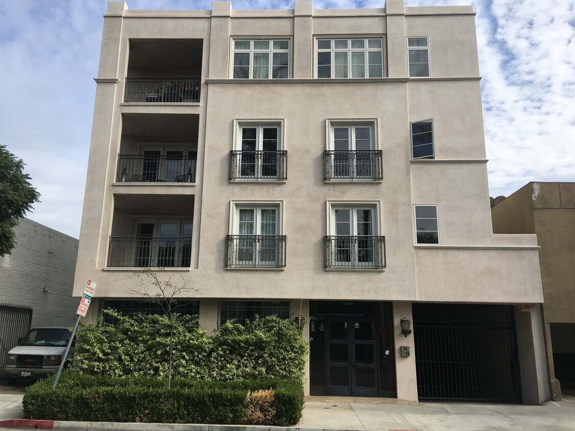 Primary Photo - 146 N Clark Dr