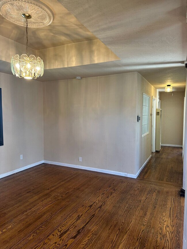 Foto del edificio - 2bed/1bath Home Plus ADU w/ kitchen & bath...