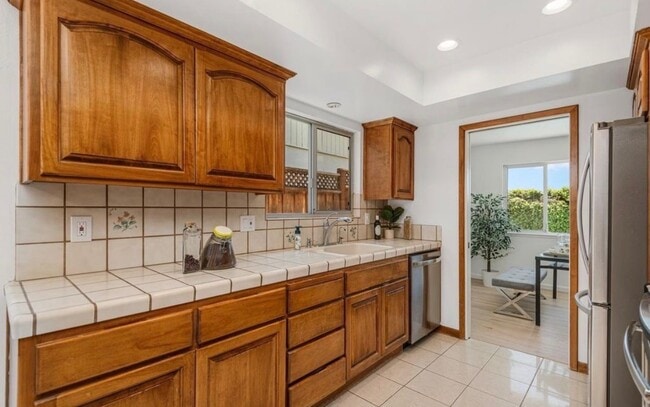 Building Photo - 483 Ontario Dr