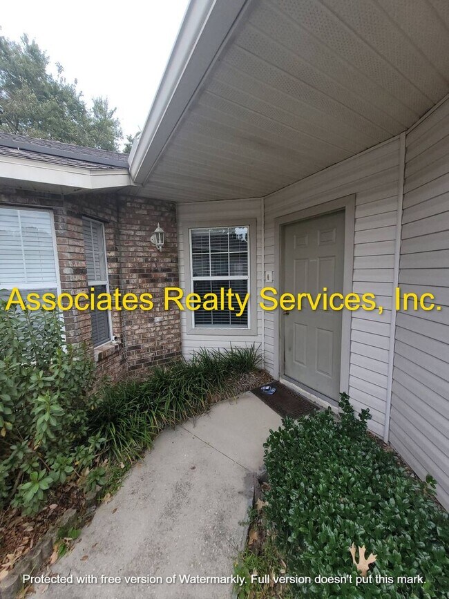 Building Photo - SUBLEASE AVAILABLE 3 bedroom available in ...