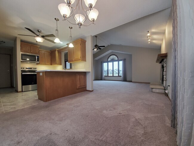 Building Photo - 6202 Catbird Ave