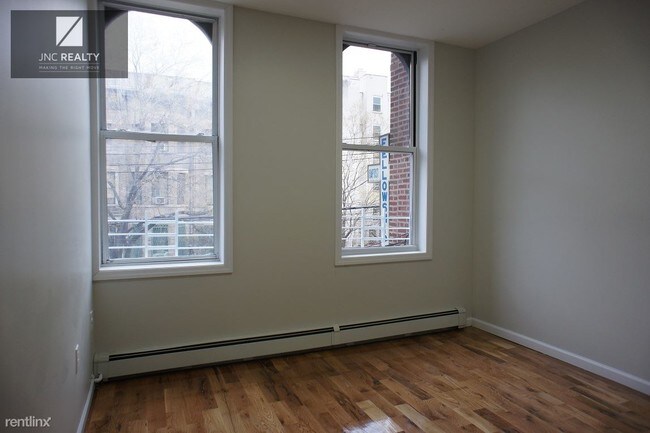 Foto del edificio - 5 br, 2 bath  - 1232 Saint Lawrence Ave