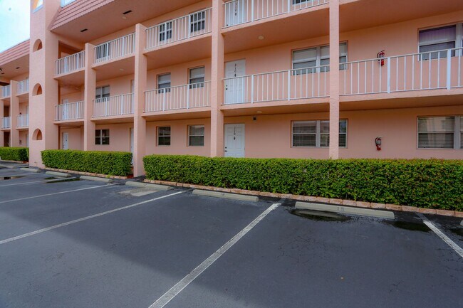Foto del edificio - TURTLE LAKE - GOLF COURSE VIEWS - 1 BEDS /...