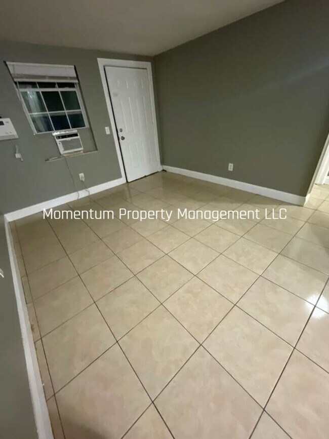 Foto del edificio - Palm River 2/1 Duplex- Move-In Ready! Apply FOR FREE today!