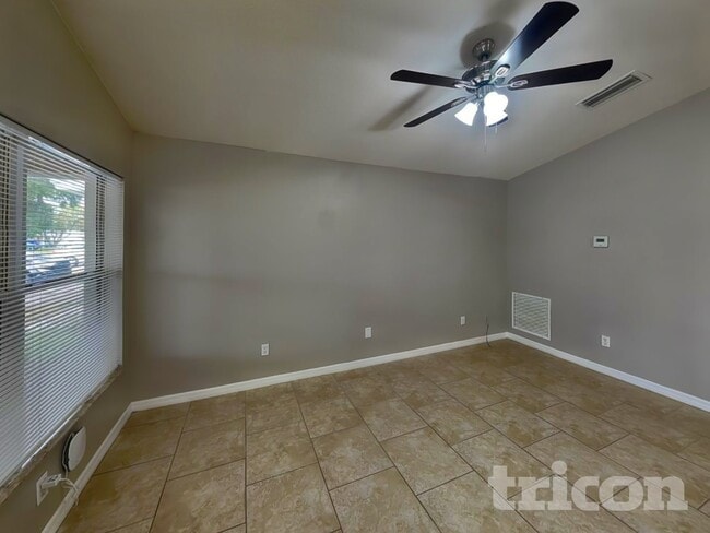 Foto del edificio - 5127 Pineland Ave