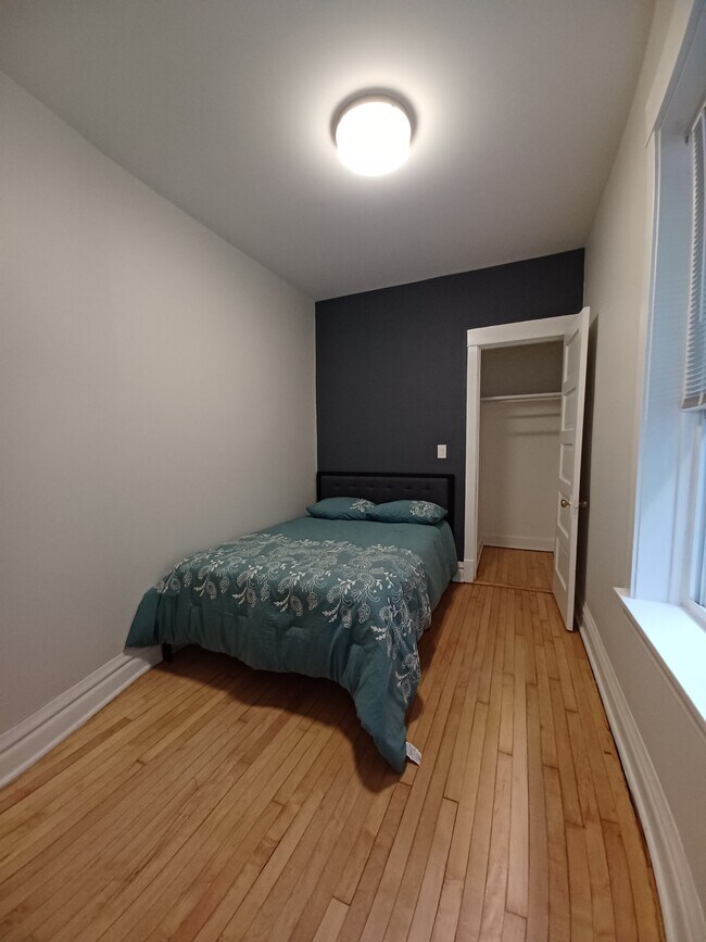 Foto del edificio - 3042 W Eastwood Ave