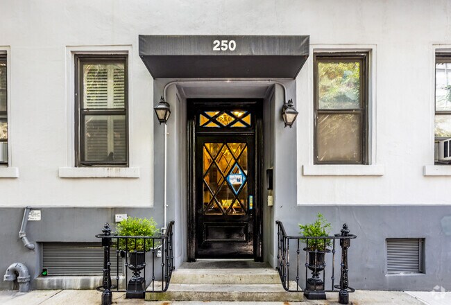 Entrada - 250 W 22nd St
