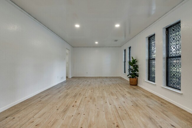 Building Photo - 6115 Red Bird Ct