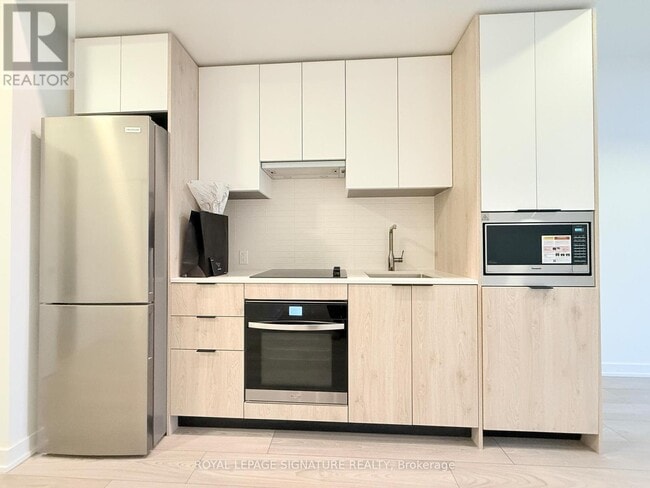 Building Photo - 1007 The Queensway