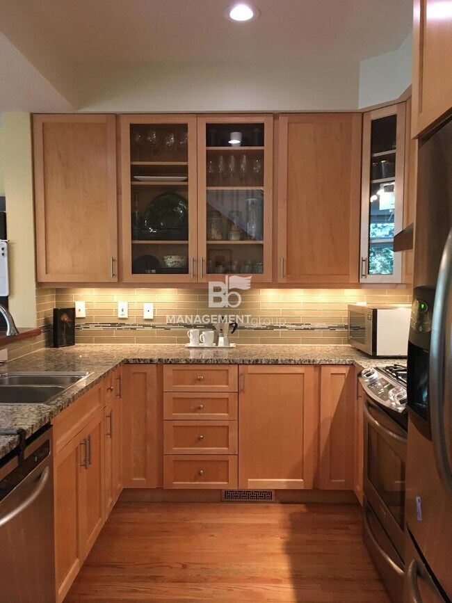 Foto del edificio - NW Portland! Conveniently Located, Walk to NW 23rd Open Floor Plan Townhome