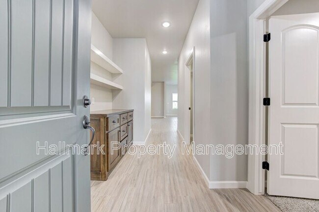 Building Photo - 560 Hackberry Ln