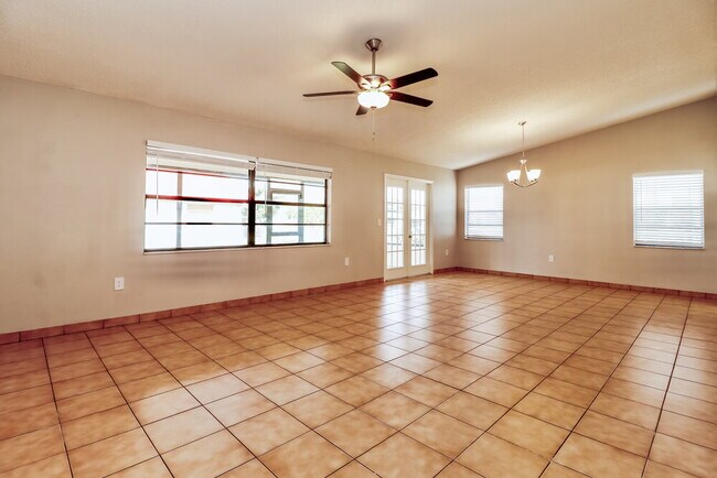 Foto del edificio - 8247 Tahr Ave