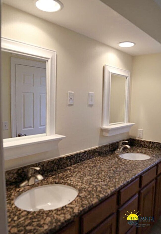 Building Photo - Charming 3 Bedroom Townhome in Santa Rosa ...