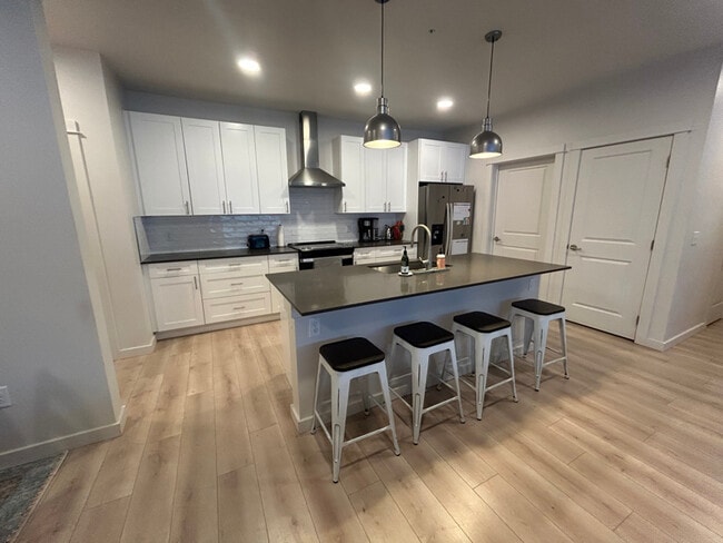 Foto del edificio - 2221 Willow Dr