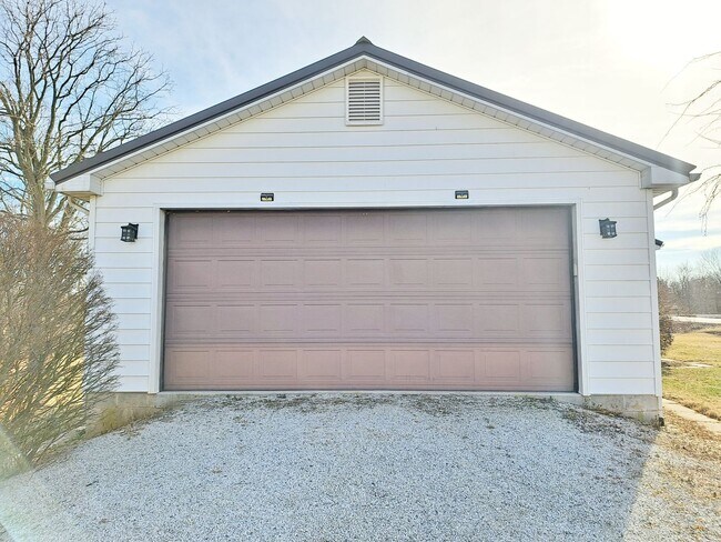 Building Photo - 3 Bed / 1-1/5 Bath Single Family Home w/Attached 2-Car Garage
