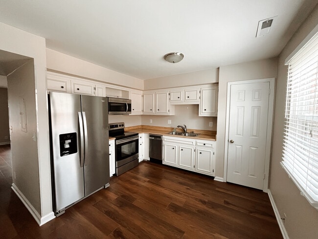Kitchen with pantry - 5750 Brentwood Trace