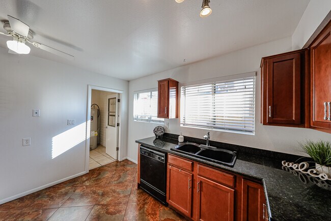 Lavadora y secadora de interior junto a la cocina. - 3022 N 37th St