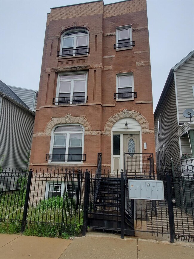 Building Photo - 3228 W Wabansia Ave