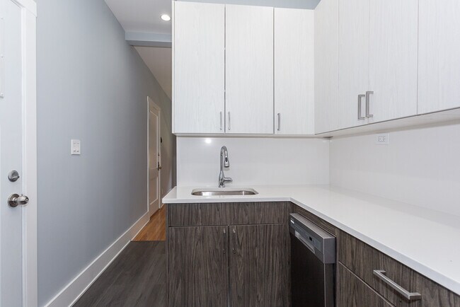Building Photo - 1623 W Belmont Ave