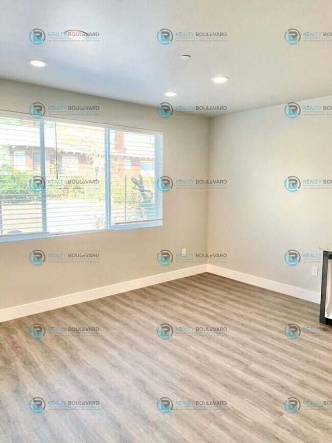 Building Photo - 1/2 Month free! 1 Bedroom Apartment! Locat...