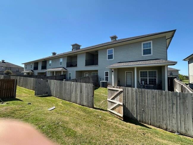 Building Photo - College Station - 3 Bedroom - 2.5 Bath - 2 car garage - fenced in back yard - Near Rock Prairie