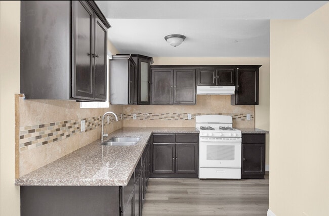 Photo - 343 E 37th St Townhome