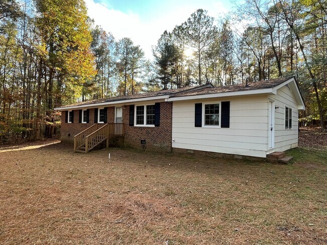 Foto del edificio - Charming 3BD, 2BA Wake Forest Home on a Large, Private Lot with a Detached 2-Car Garage, Providin...
