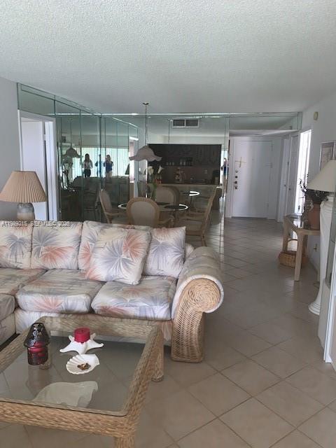Foto del edificio - 303 Racquet Club Rd