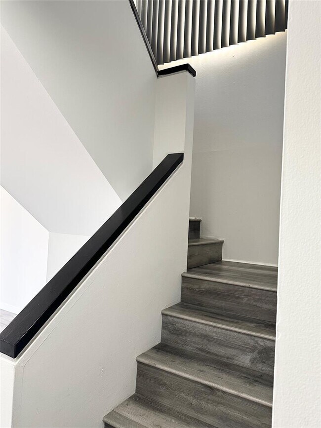 Foto del edificio - Modern Lakeview Townhouse Near Nova and Br...