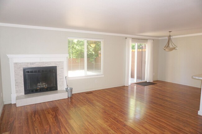 Building Photo - Beautiful 3-Bedroom Townhome in Southeast ...