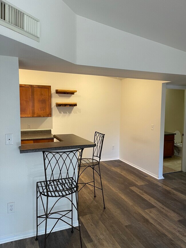 Foto del edificio - 1385 W University Ave