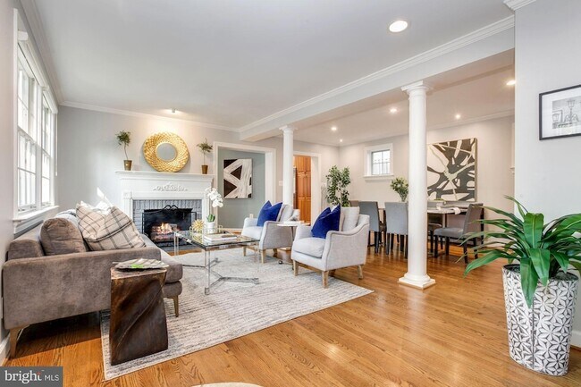 Foto del edificio - 3233 Stephenson Pl NW